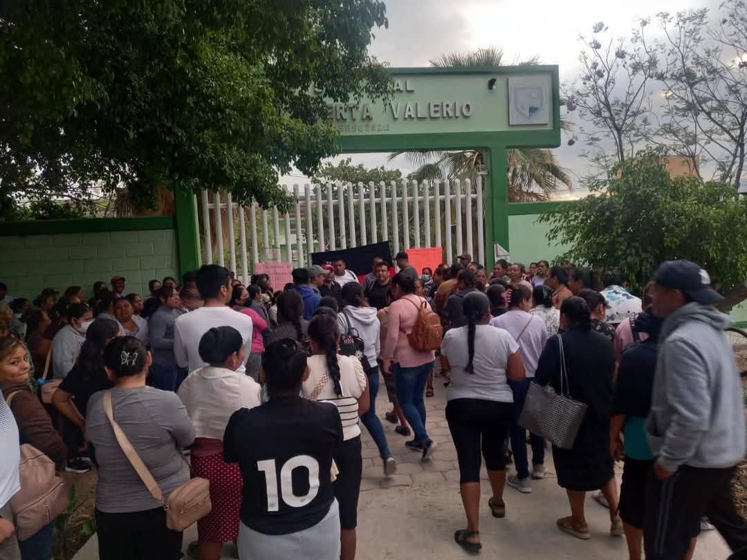 Padres de familia bloquean carretera en Zinacatepec por falta de maestros