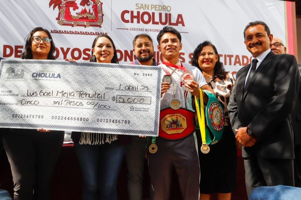 Gobierno de San Pedro Cholula entrega apoyos económicos a ciudadanos