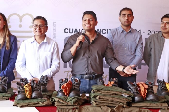Omar Muñoz entrega uniformes al personal de recolección de residuos en Cuautlancingo