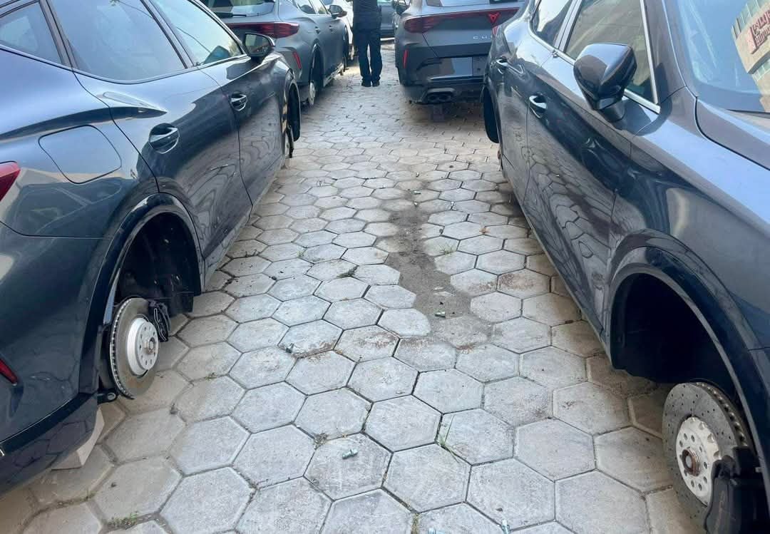 Roban 16 llantas de vehículos nuevos marca Cupra en Puebla