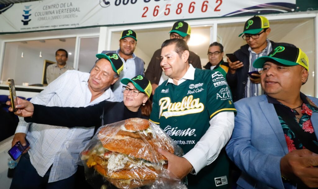 Alejandro Armenta asiste al Estadio Hermanos Serdán para apoyar a los Pericos de Puebla