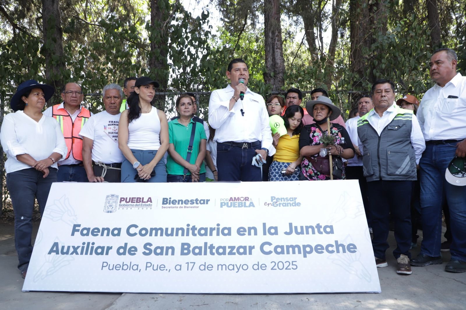 Alejandro Armenta encabeza faena comunitaria en San Baltazar Campeche