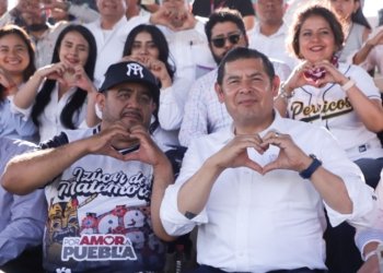 Armenta asiste a partido de la Liga Metropolitana de Béisbol