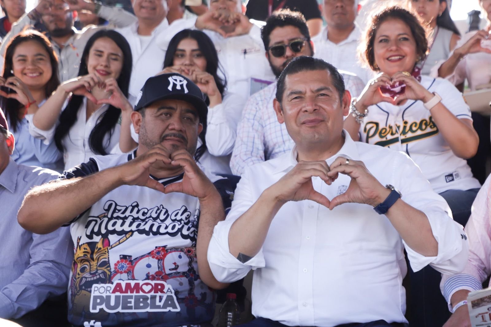 Armenta asiste a partido de la Liga Metropolitana de Béisbol