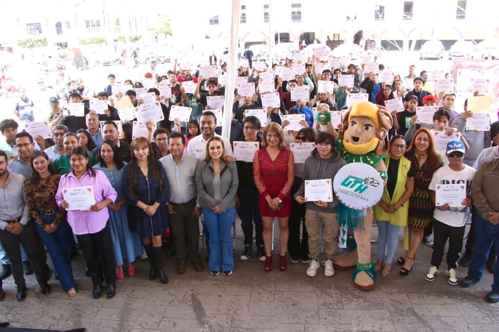 Ayuntamiento de Huejotzingo entrega 100 becas a estudiantes de la UTH gracias a iniciativa de la rectora Mirna Toxqui