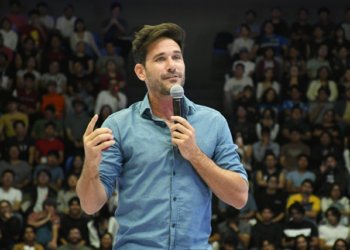 El divulgador científico español Javier Santaolalla imparte conferencia en la BUAP