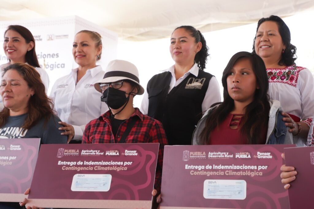 Gobierno de Puebla entrega indemnizaciones a productores afectados por contingencias climáticas en Chiautzingo