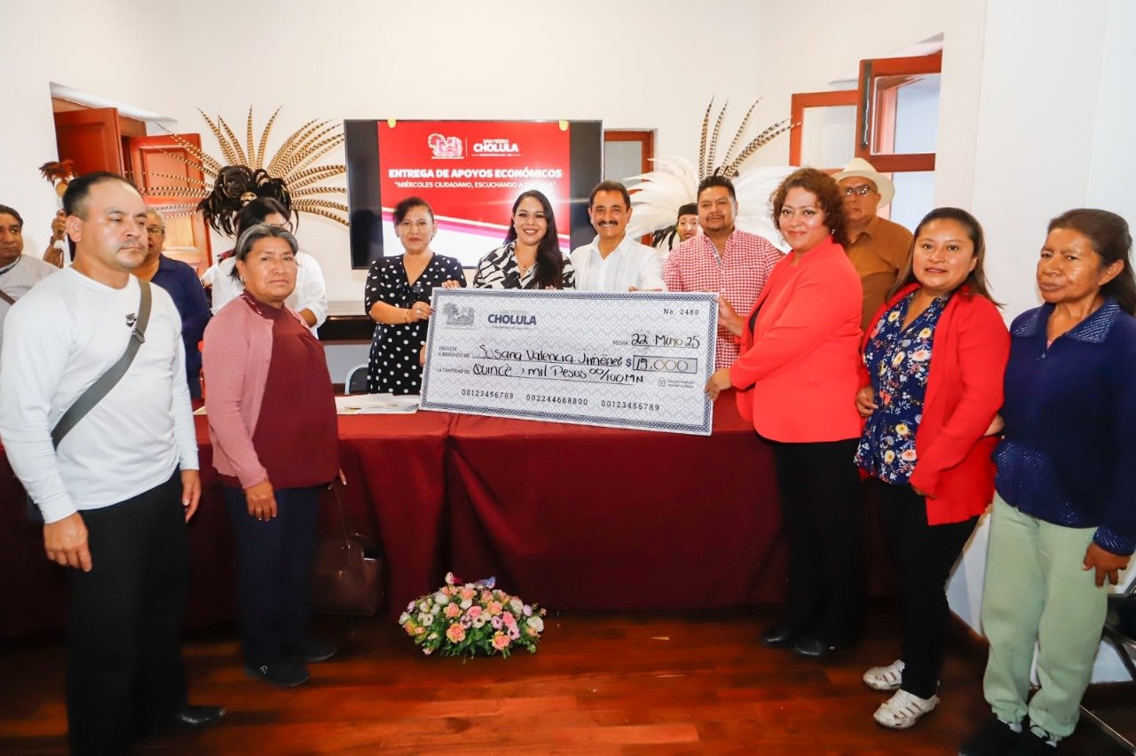 Gobierno de San Pedro Cholula entrega apoyos económicos derivados de audiencias ciudadanas