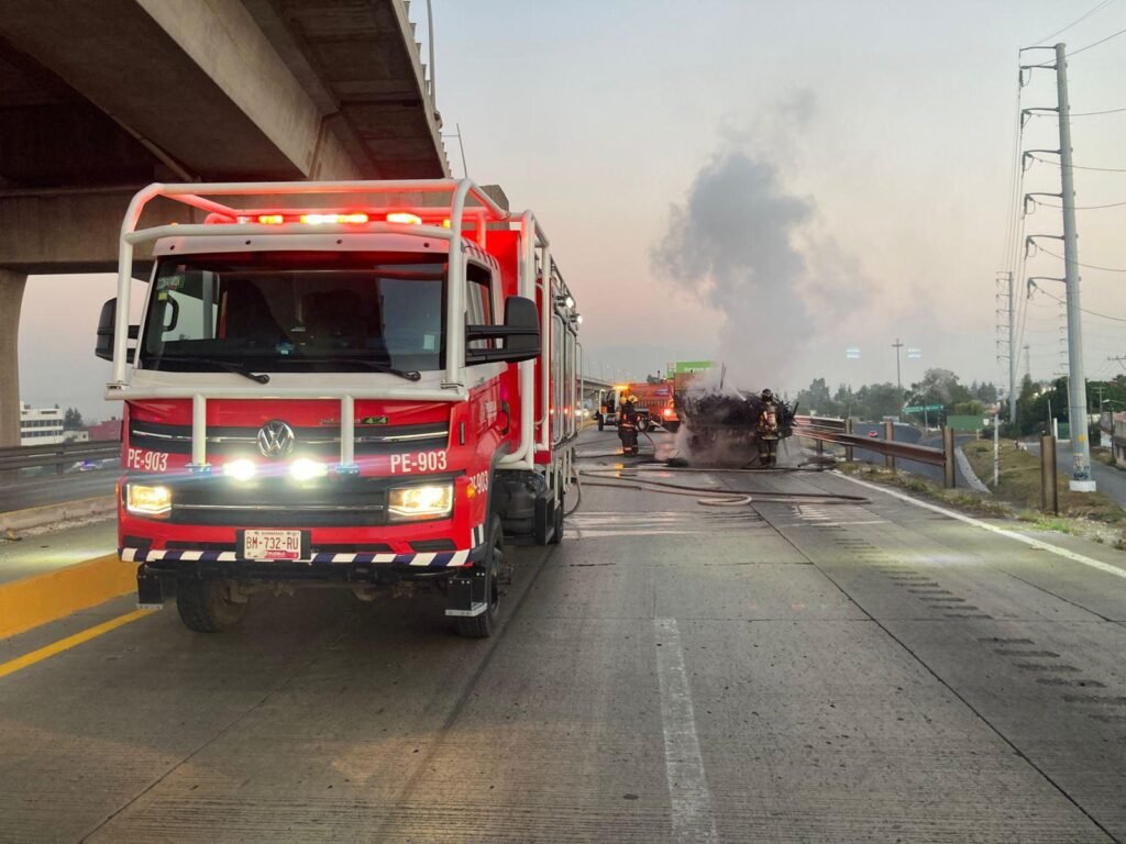 Volcadura de tráiler colapsa autopista México–Puebla por más de seis horas