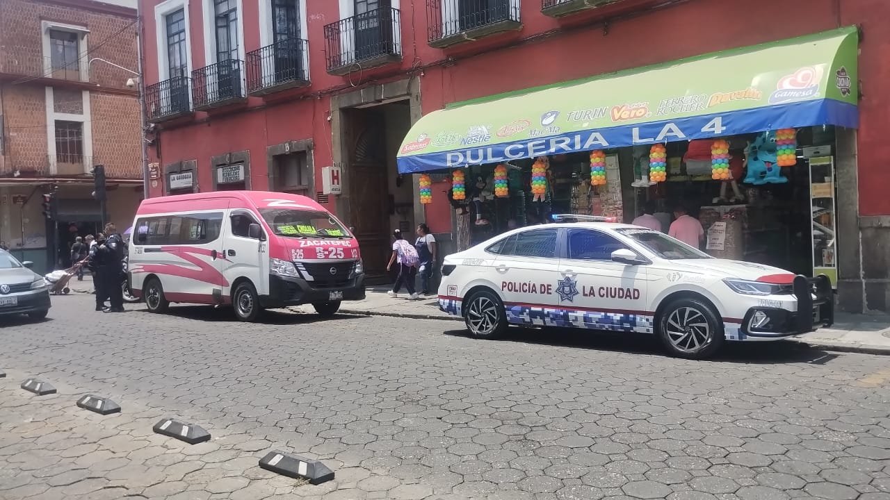 Hombre muere presuntamente por infarto dentro de transporte público en el Centro Histórico de Puebla