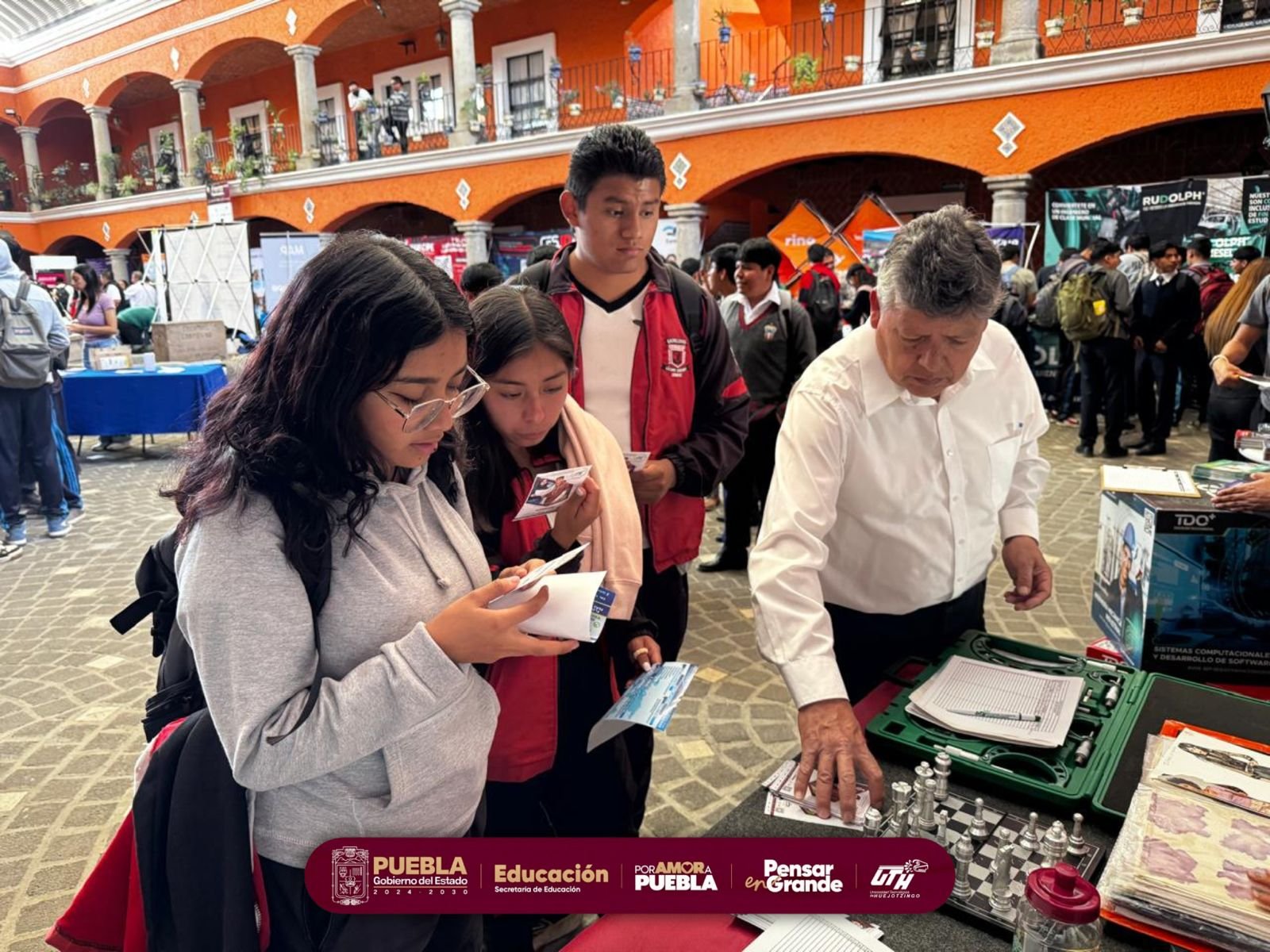 La UTH promueve su oferta educativa en la Feria Profesiográfica de Cuautlancingo