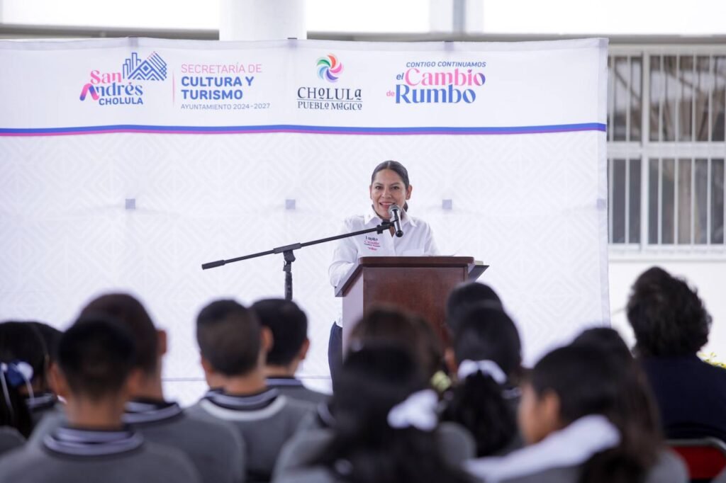 Lupita Cuautle fomenta el hábito de la lectura en secundaria de San Andrés Cholula