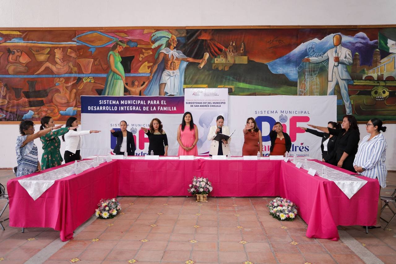 Lupita Cuautle toma protesta a presidentas de subsistemas DIF en San Andrés Cholula