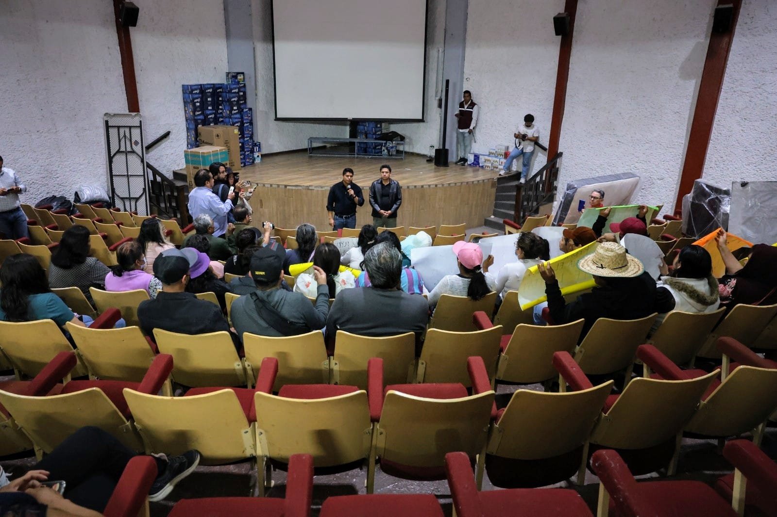 Omar Muñoz atiende a colonos inconformes por desabasto de agua en Cuautlancingo