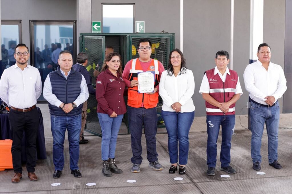 Requipamiento a bomberos-paramédicos en San Andrés Cholula