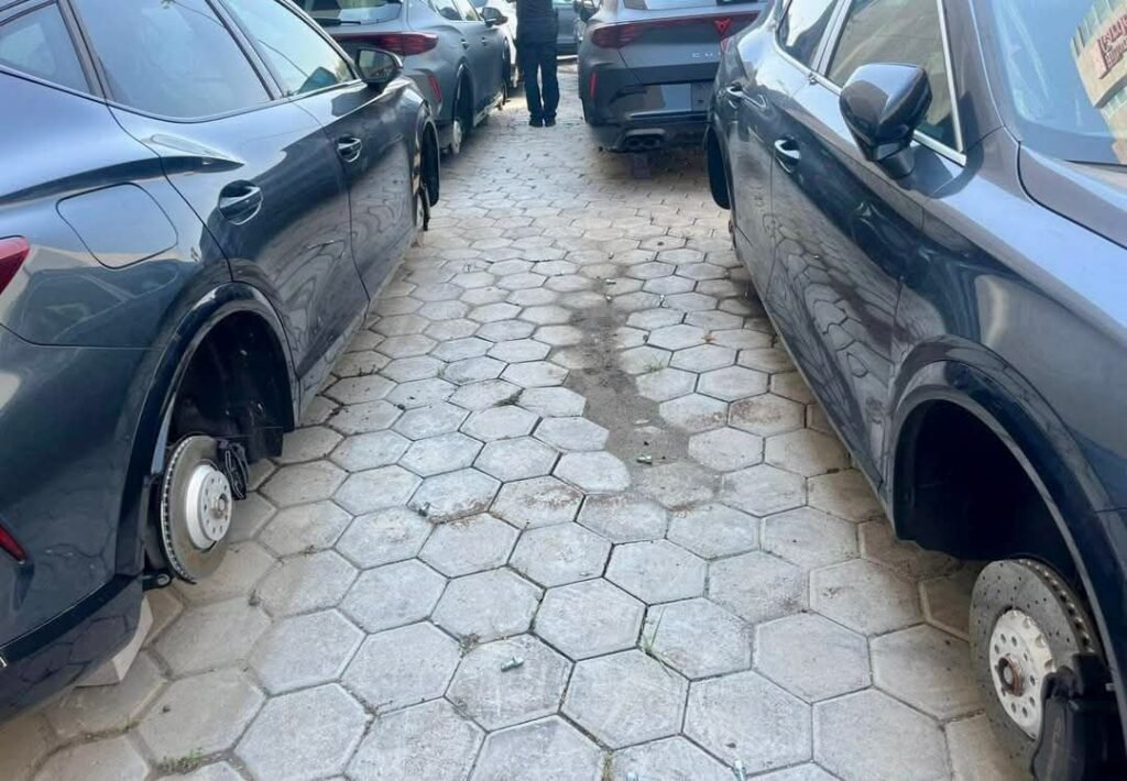 Roban 16 llantas de vehículos nuevos marca Cupra en Puebla