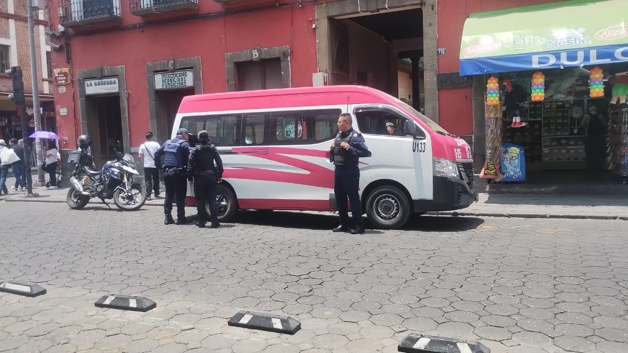 Muere hombre dentro del transporte público en el Centro Histórico de Puebla