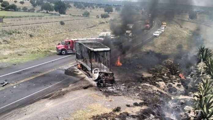 Choque múltiple en la Amozoc–Perote deja un tráiler incendiado y cierre total de la vía