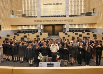 Jóvenes de Cuautlancingo participan en el Congreso del Estado como “Diputados por un día”