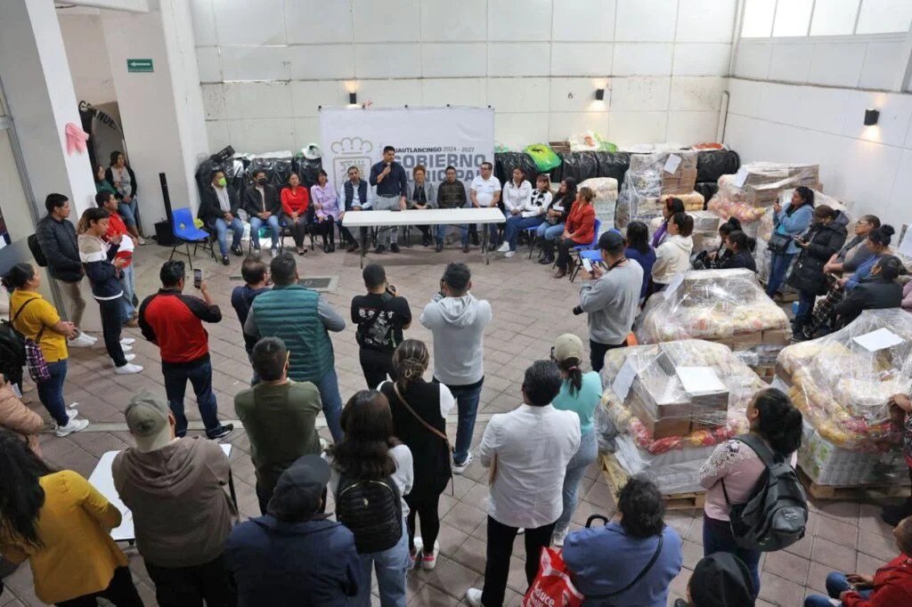 Omar Muñoz y Tere Alfaro entregan insumos alimentarios a escuelas
