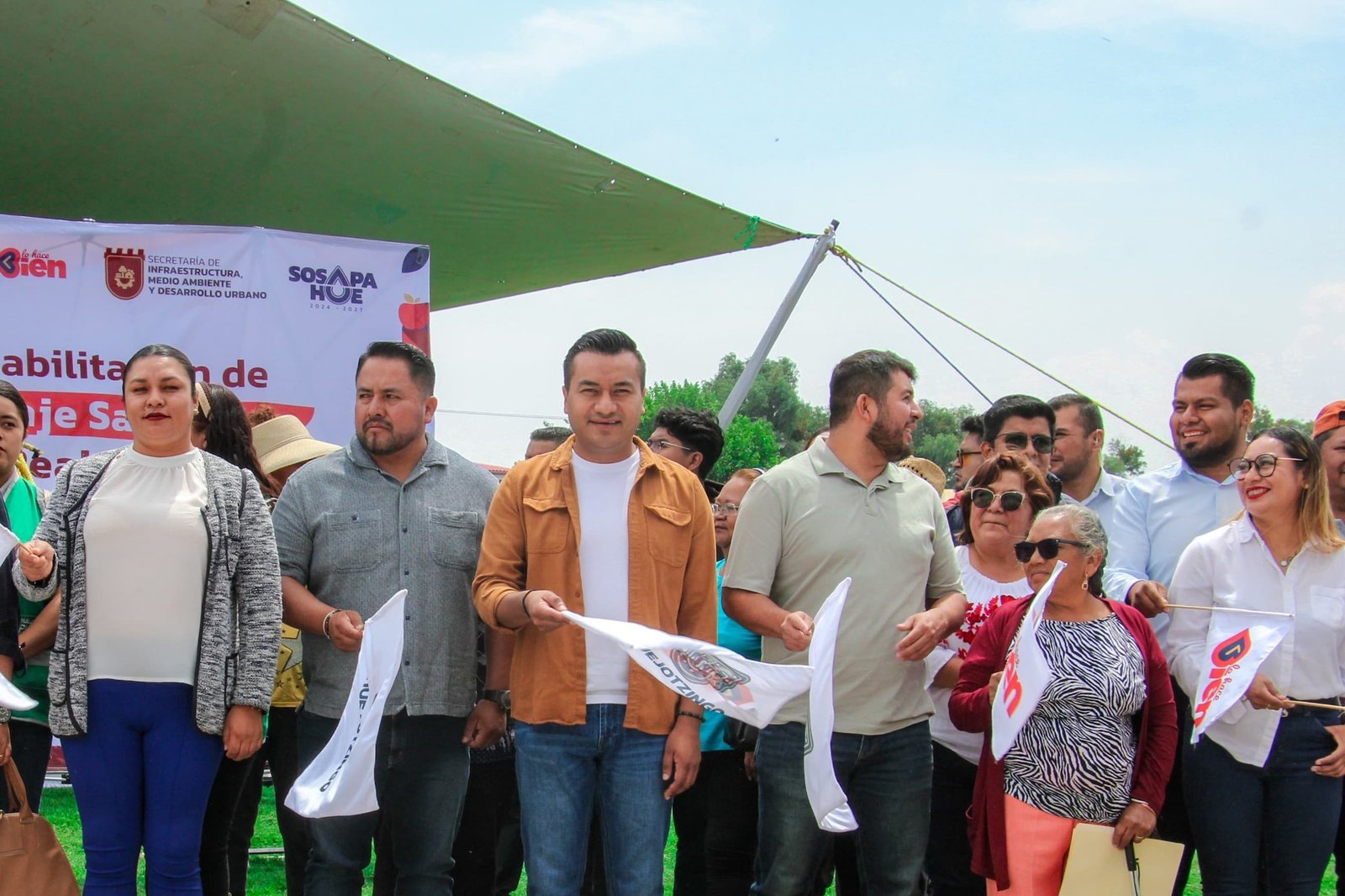 Roberto Solis rehabilita el drenaje sanitario en Santa Ana Xalmimilulco