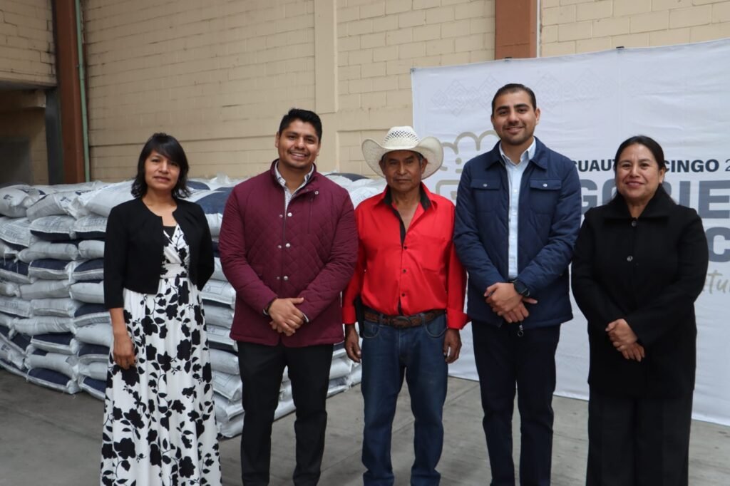 Entrega Omar Muñoz fertilizante a productores de San Lorenzo Almecatla