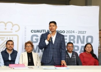 Entregan Omar Muñoz y Tere Alfaro desayunos fríos a escuelas de Cuautlancingo