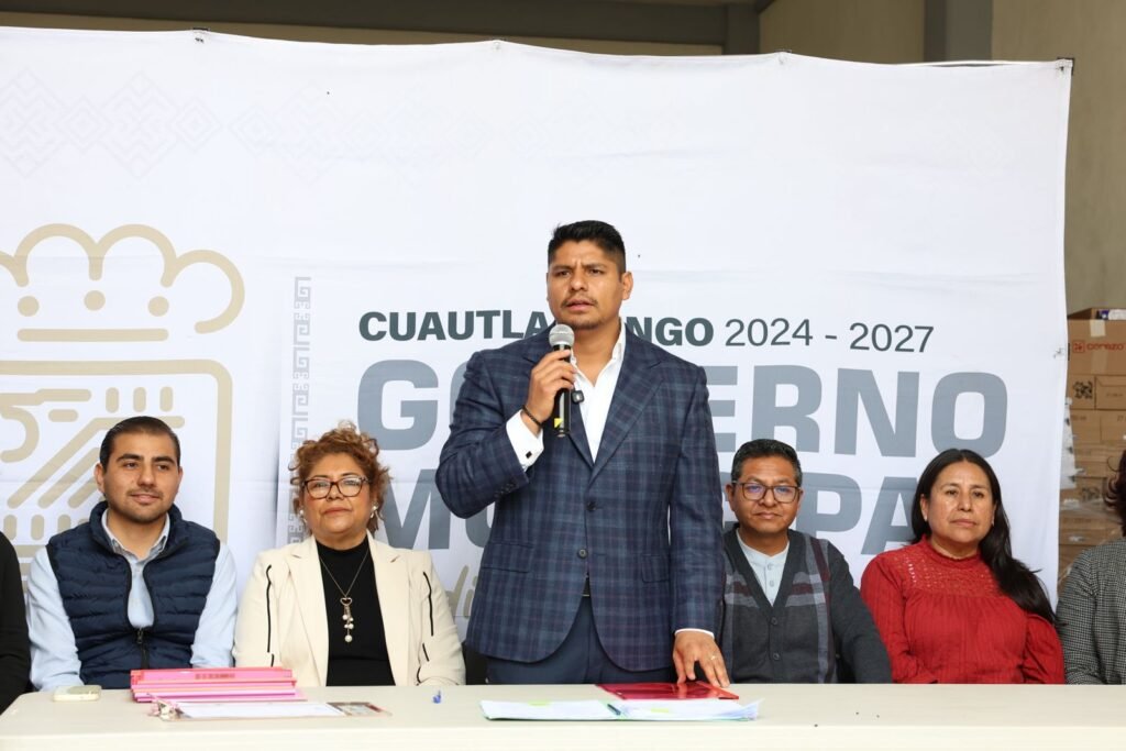 Entregan Omar Muñoz y Tere Alfaro desayunos fríos a escuelas de Cuautlancingo