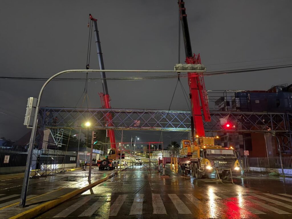 Retiran puente peatonal en la 31 Poniente por seguridad en Puebla