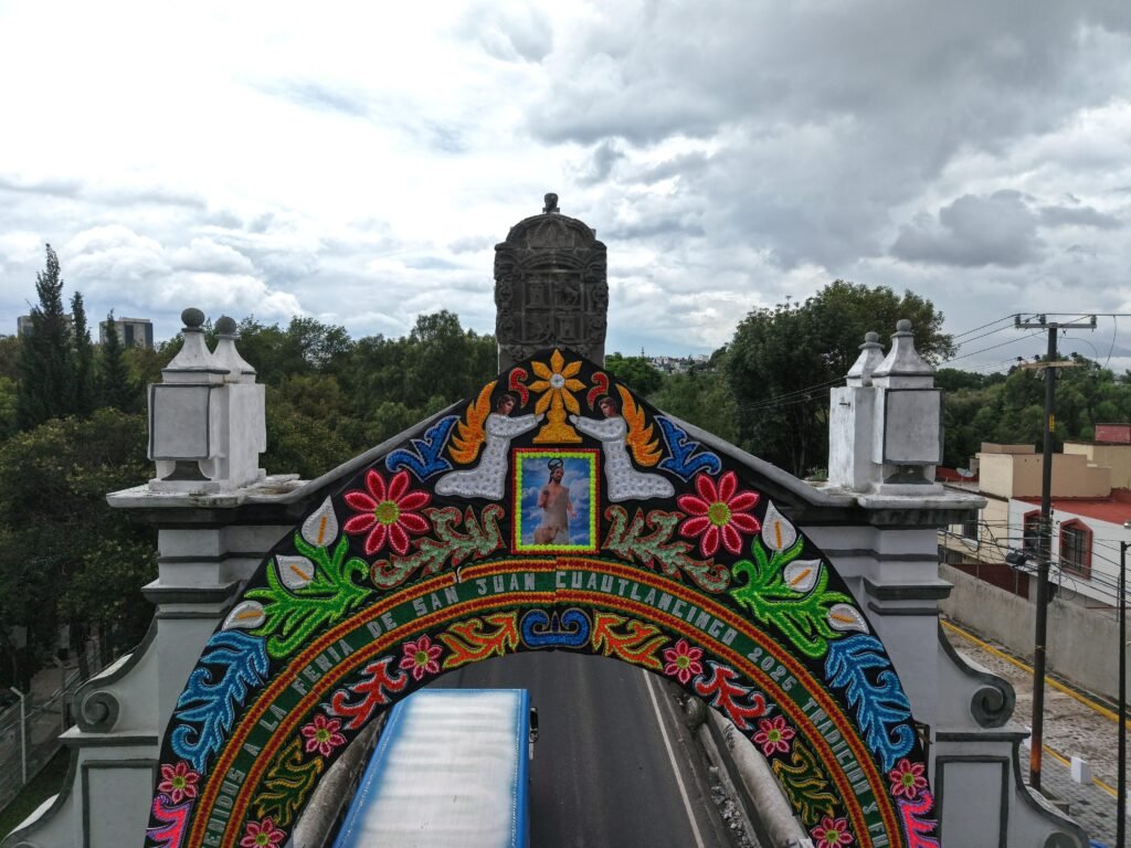 Histórica la colocación de arco floral en el Puente de México previo al inicio de la “Feria Cuautlancingo 2025”: Omar Muñoz