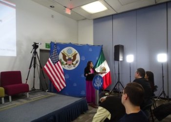 La UTH fortalece lazos educativos con Estados Unidos en reunión con diplomáticos en la Biblioteca Benjamín Franklin de la Embajada