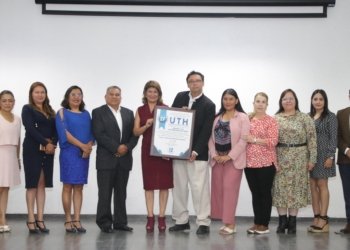 La UTH recibe reconocimiento por Excelencia Académica