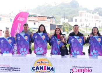 Presentan medalla y playera de la 1ª Carrera Canina en San Andrés Cholula