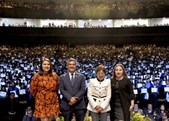 Preside Rectora Lilia Cedillo graduación de egresados de las preparatorias del Complejo Regional Centro y de la Lázaro Cárdenas
