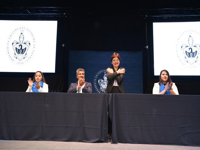 Rectora Lilia Cedillo preside ceremonias de graduación en el CCU