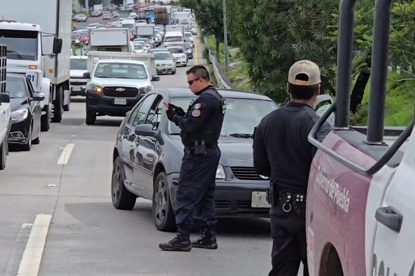 Persecución en Periférico Ecológico termina con un detenido y vehículo asegurado