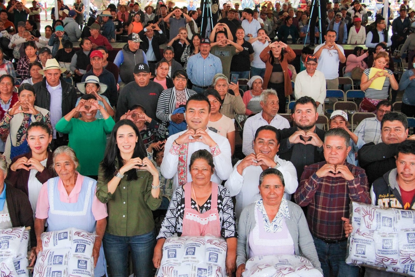 Roberto Solis entrega apoyos agrícolas en Huejotzingo