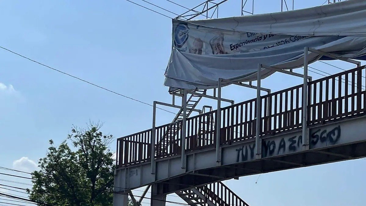 Muere trabajador tras caer de un puente peatonal de Tehuacán