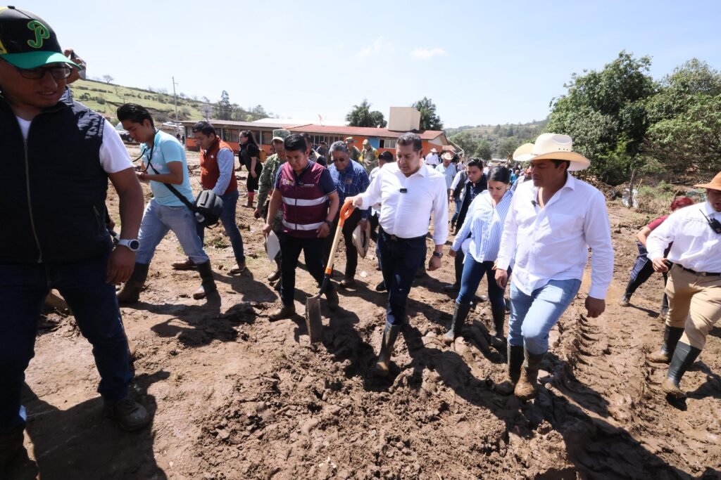 Armenta visita zona afectada por tromba en Ajolotla