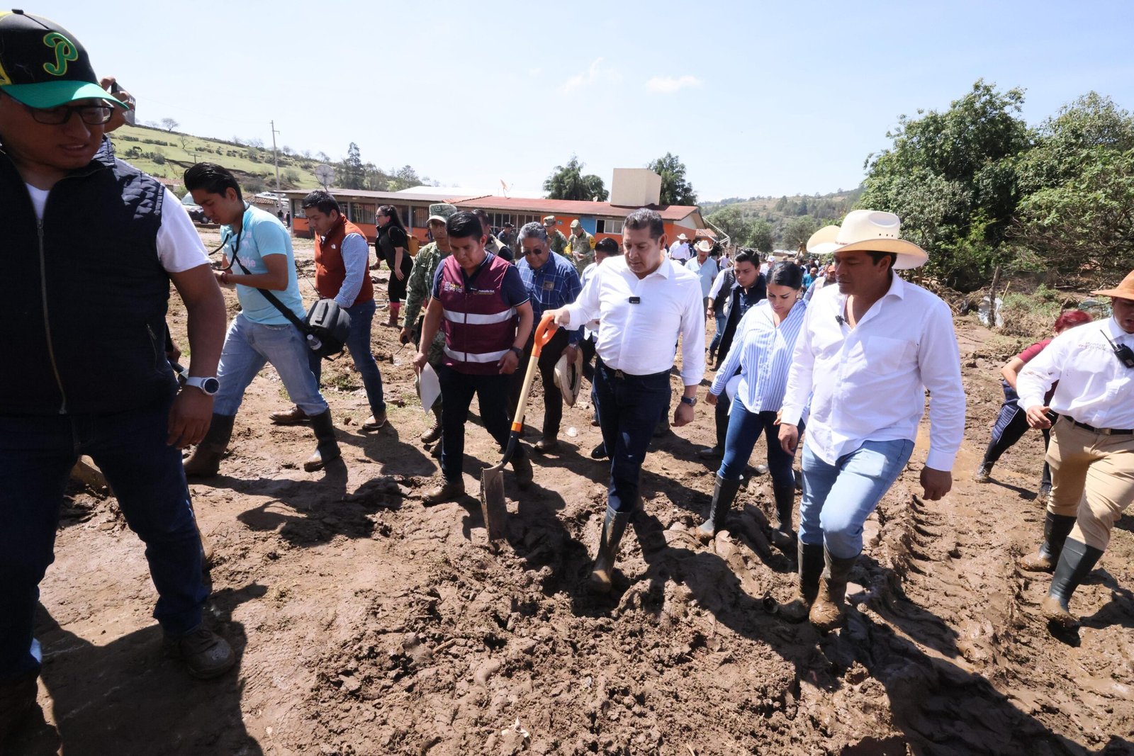 Armenta visita zona afectada por tromba en Ajolotla
