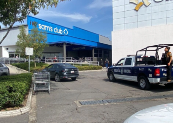 "Robo en Sam’s Club Bulevar Forjadores, delincuentes armados sustraen teléfonos móviles."
