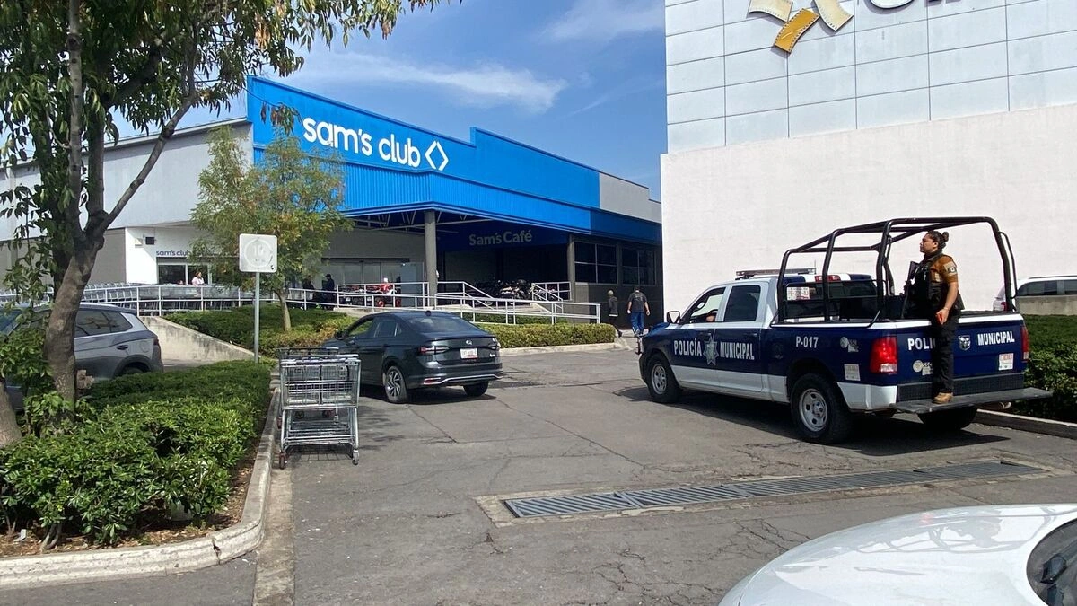 "Robo en Sam’s Club Bulevar Forjadores, delincuentes armados sustraen teléfonos móviles."