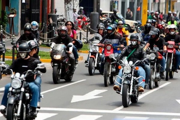 Motociclistas deberán cambiar tarjeta de circulación por nueva disposición de la Ley Casco