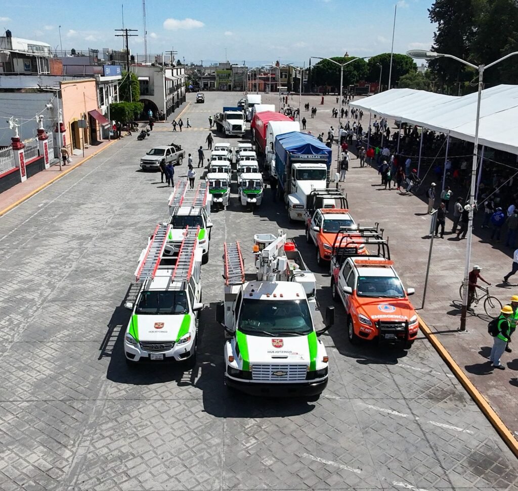 ALEJANDRO ARMENTA Y ROBERTO SOLÍS ENTREGAN APOYOS Y DAN BANDERAZO A NUEVAS UNIDADES VEHICULARES PARA FORTALECER EL DESARROLLO DE HUEJOTZINGO