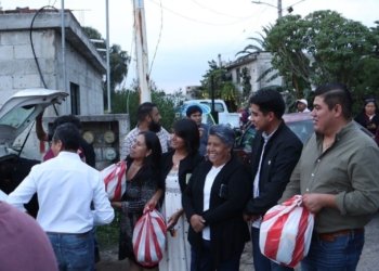 Entrega Omar Muñoz apoyos a familias afectadas por desbordamiento de río