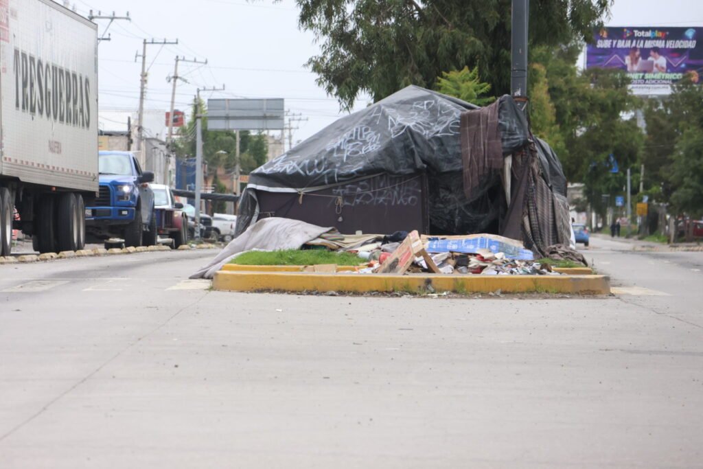 Carpa en 11 Sur provoca basura y dificulta cruce peatonal