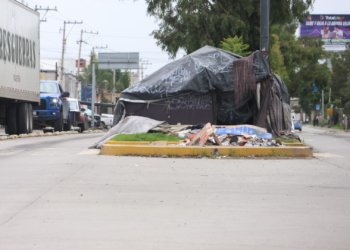 Carpa en 11 Sur provoca basura y dificulta cruce peatonal