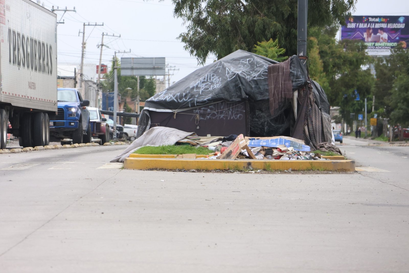 Carpa en 11 Sur provoca basura y dificulta cruce peatonal