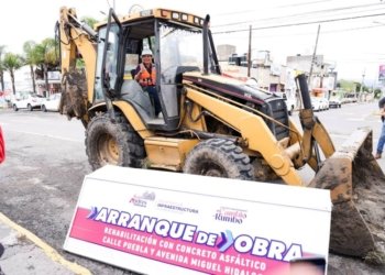 Inicia Lupita Cuautle obra de rehabilitación vial en San Francisco Acatepec