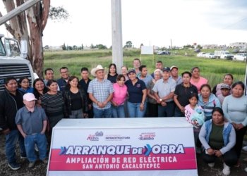 Más calles con luz, lleva Lupita Cuautle red eléctrica a San Antonio Cacalotepec